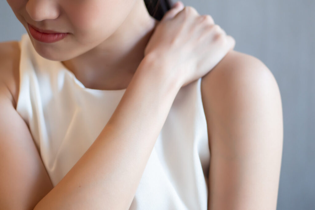 逗子市の整体・カイロプラクティックで改善する肩こり・首の痛み・腕の痺れに悩む女性のイメージ