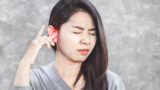 耳鳴りの音が辛くて不調を抱えるイメージ