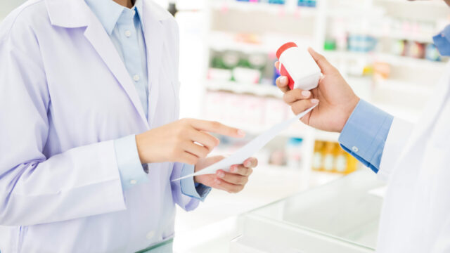 薬剤師が処方箋と薬を確認している様子