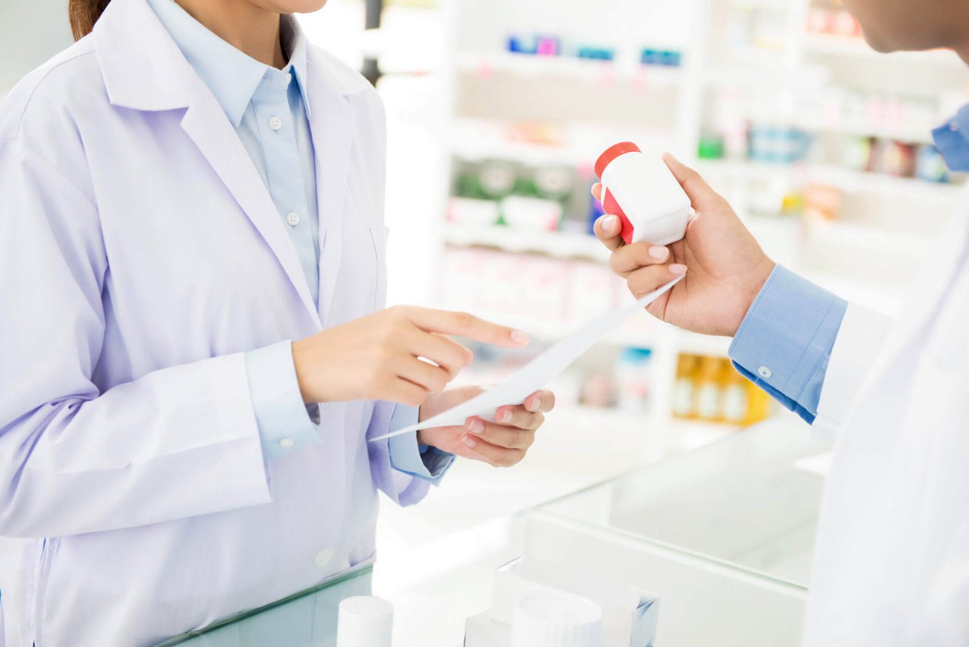 薬剤師が処方箋と薬を確認している様子
