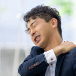 肩こりに悩む男性ビジネスマン|逗子カイロプラクティック アナタのチカラ