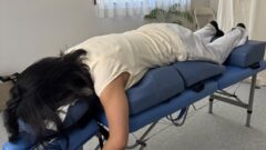 妊婦さんが専用クッションでうつ伏せになっている様子｜アナタのチカラ カイロプラクティック逗子