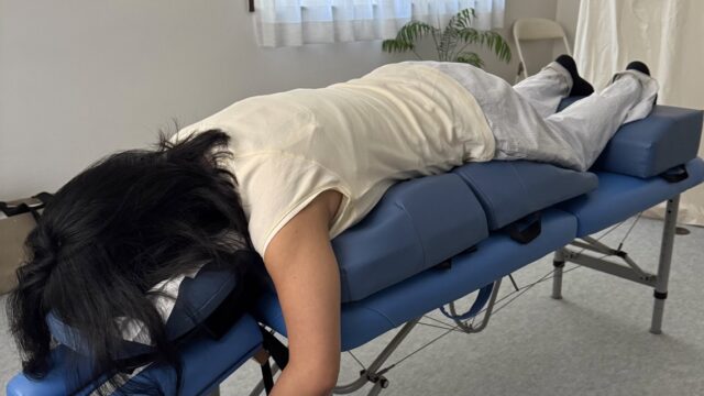 妊婦さんが専用クッションでうつ伏せになっている様子｜アナタのチカラ カイロプラクティック逗子