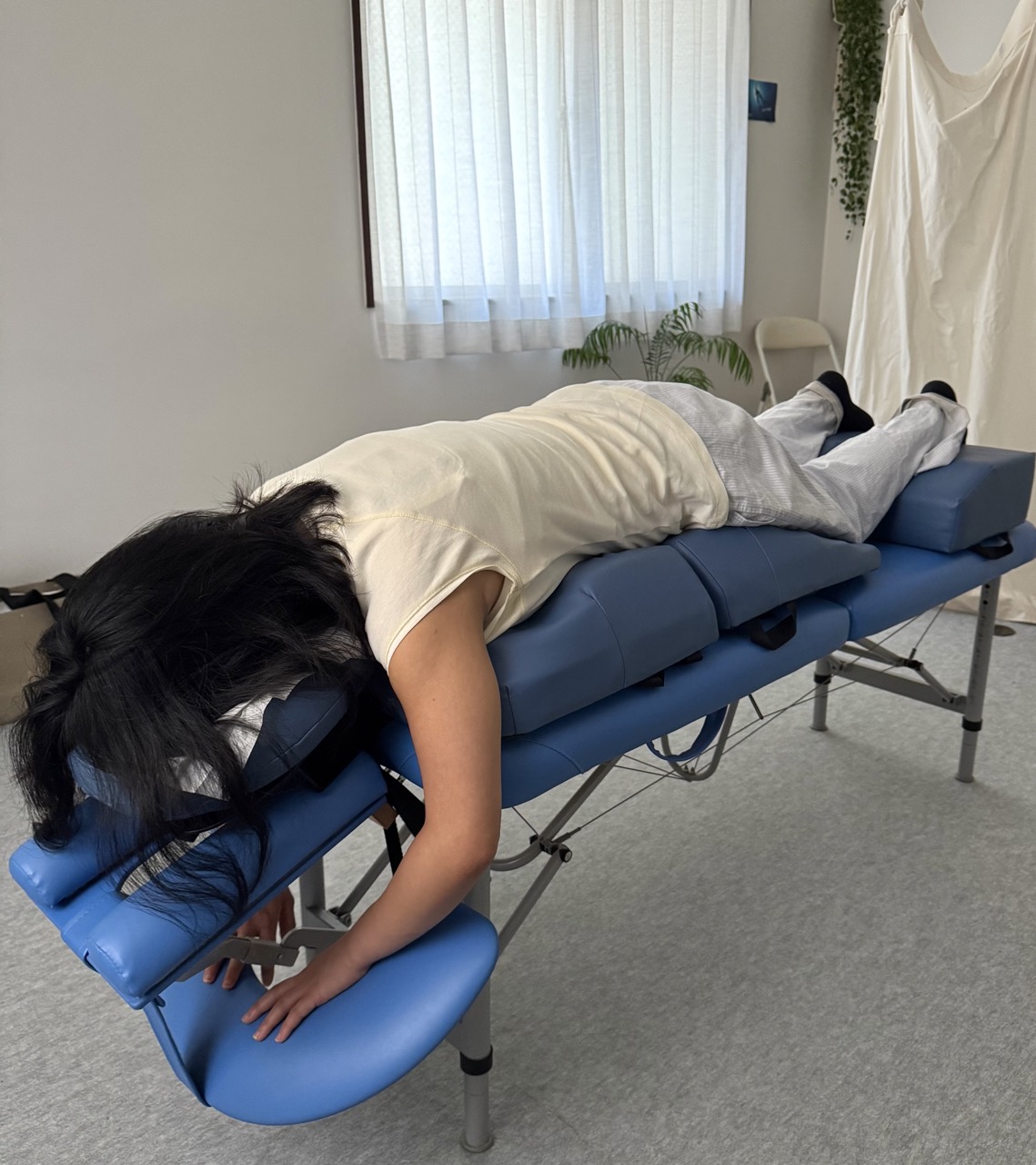 妊婦さんが専用クッションでうつ伏せになっている様子｜アナタのチカラ カイロプラクティック逗子