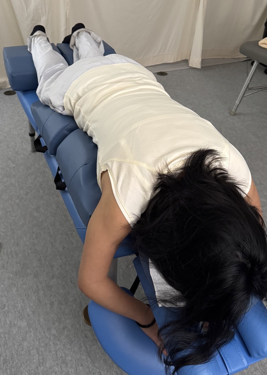 妊娠中でも安心してうつ伏せで施術を受けられる専用テーブル｜逗子のカイロプラクティック