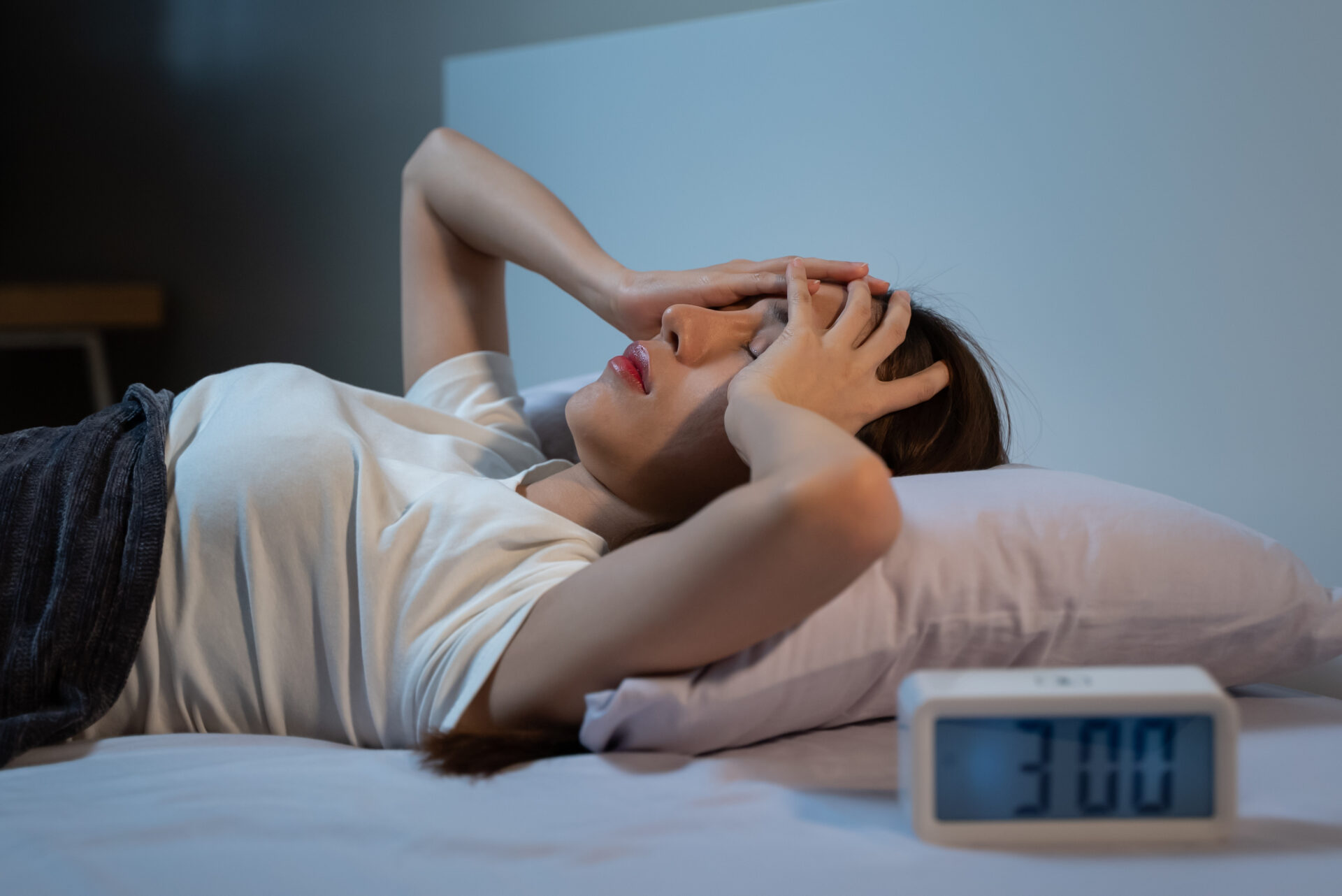 不眠で眠れないイメージ